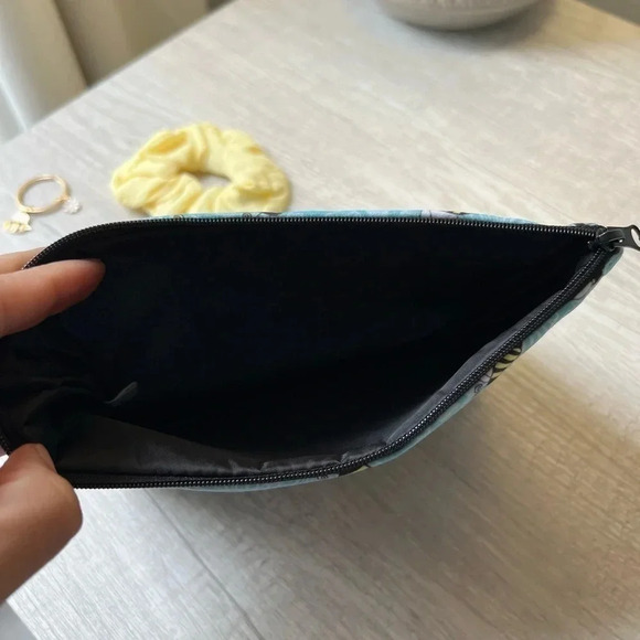 Bumble bee 🐝 cosmetic bag with matching keychain and ponytail. - Picture 4 of 9